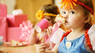 Gemas! Ketika Anak-anak Berpesta ala Orang Dewasa Gemas! Ketika Anak-anak Berpesta ala Orang Dewasa
