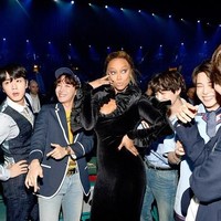 Di Billboard Music Awards tahun lalu, BTS memakai jas dari Saint Laurent. Tahun ini, gaya mereka lebih kasual. Foto: Getty Images
