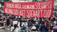 Isu terkait KKN di keluarga dan orang terdekat Soeharto menjadi senjata utama para demonstran untuk menyerang Sang Jenderal. Turunkan harga, nasionalisasi aset Soeharto, dan gulingkan Soeharto menjadi kalimat-kalimat yang paling sering diteriakkan dan dituliskan dalam spanduk maupun poster untuk melawan Soeharto. Istimewa.