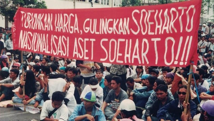 Setelah 32 tahun menduduki jabatan sebagai Presiden RI, Soeharto akhirnya menyerah. Pada tanggal 21 Mei 1998, tepat 20 tahun lalu, Soeharto resmi mundur.