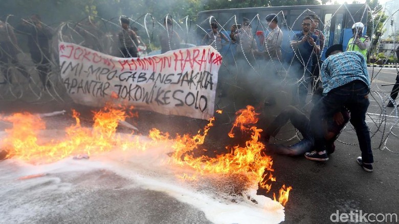Demo HMI di Depan Istana Ricuh, 7 Orang Luka Demo HMI di Depan Istana Ricuh, 7 Orang Luka