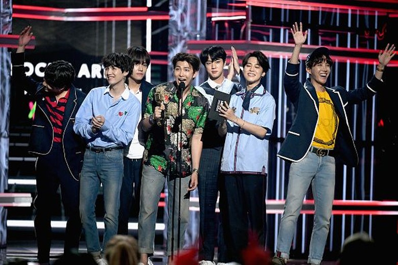BTS Menang Favorite Social Artist di AMA 2018 Foto: Getty Images BTS Menang Favorite Social Artist di AMA 2018 Foto: Getty Images
