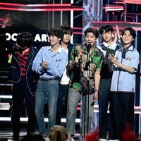 V yang dinobatkan sebagai pria tertampan 2017 tampil sporty dengan polo shirt yang dipadu celana training dan blazer. Begitu juga dengan member termuda, Jungkook. Sedangkan Jin tampil paling rapi dengan kemeja dan setelan vest dan celana. Foto: Getty Images