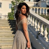 Gaun indah berlapis tulle yang berkilauan tersebut datang dari brand Dior. Sisi seksi ditunjukkan lewat potongan lengan yang unik yang menonjolkan bagian leher dan tulang selangka.  Foto: dok. Instagram