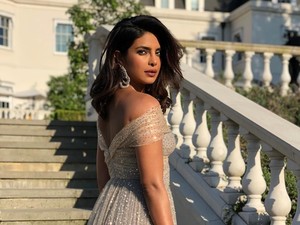 Priyanka Chopra Tampil Glamour di Resepsi Pernikahan Pangeran Harry