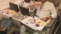 Kalau yang ini ketika keduanya sedang pergi honeymoon. Sama-sama mengenakan kemeja putih, Fairuz dan Sonny tampak asyik menyantap makanan di pesawat. Foto: Instagram @fairuzarafiq