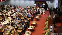 Tokoh reformasi Albert Hasibuan saat memberikan pidato mengenai bagaimana tumbangnya rezim Soeharto.