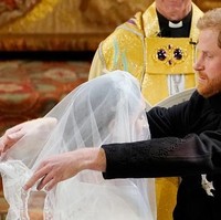 Pemakaian veil memberi kesan dramatis dan romantis saat menikah. Tapi ternyata di zaman dulu, veil digunakan untuk menghindarkan mempelai wanita dari ancaman iblis dan kecemburuan. Foto: Getty Images