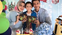 Merayakan ulang tahun anak pertamanya, Fairuz dan juga sang suami Sonny Septian terlihat asyik berfoto dengan sajian tumpeng yang dihidangkan dalam perayaan ulang tahun Faaz. Foto: Instagram @fairuzarafiq