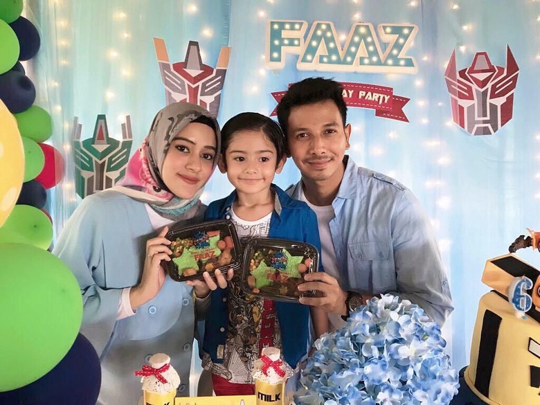 Sonny Temani Persalinan Fairuz hingga Potong Tali Pusar Sang Bayi Sonny Temani Persalinan Fairuz hingga Potong Tali Pusar Sang Bayi