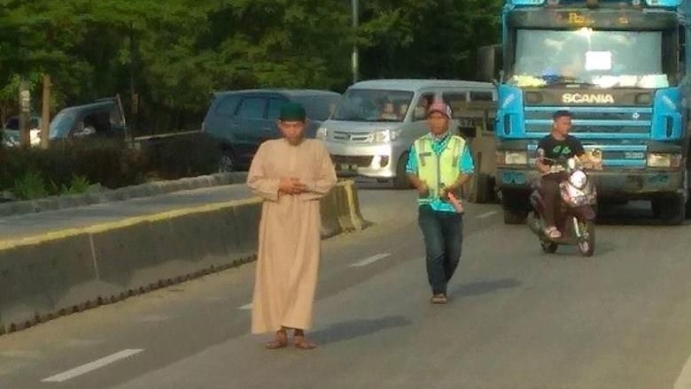Pria yang Salat di Tengah Jalan Bentak Warga: Jangan Divideoin! Pria yang Salat di Tengah Jalan Bentak Warga: Jangan Divideoin!
