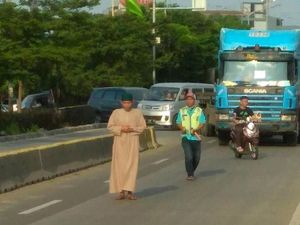 Pria yang Salat di Tengah Jalan Bentak Warga: Jangan Divideoin!