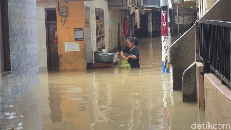 Kampung Melayu Masih Banjir, Tinggi Air 50 Cm Kampung Melayu Masih Banjir, Tinggi Air 50 Cm