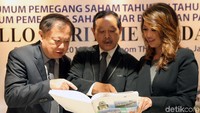 Direktur Utama Sillo Maritime Perdana (SHIP) Herjati, Direktur Independen Sillo Maritime Perdana Sumanto Hartanto dan Komisaris Independen Djunggu Sitorus, seusai Rapat Umum Pemegang Saham (RUPS) Tahunan dan RUPS Luar Biasa di Jakarta, Senin (21/5/2018).