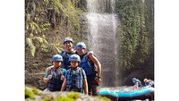 Oh iya, Ari Wibowo juga dikenal sebagai sosok family-man banget. Karena itu, rafting pun dilakukan bersama dengan keluarga tercinta. Aw sweet. (Foto: Instagram/ariwibowo_official)