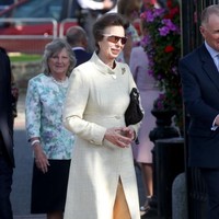 Bangsawan 67 tahun itu tampil elegan dalam balutan blus krem berpotongan coat dan rok coklat dengan bros emas sebagai sentuhan akhir. Turut menyempurnakan gayanya, clutch hitam dan velvet heels coklat dengan aksen pita yang manis. Tidak ketinggalan, kalung dan anting mutiara. (Foto: Getty Images)