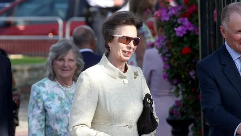 Gaya Kekinian Putri Anne CHELTENHAM, ENGLAND - MARCH 13: Princess Anne, The Princess Royal attends day 2 of the Cheltenham Festival at Cheltenham Racecourse on March 13, 2013 in Cheltenham, England. (Photo by Danny Martindale/Getty Images)