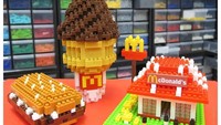 Ternyata Chris pecinta gerai fast food asal negeri Paman Sam, McDonalds. Lihat saja kreasinya ini. Ia tidak hanya membuat es krim cone cokelat saja tapi membuat beef prosperty burger dan miniatur gerai McDonalds juga.Foto: Instagram @christan