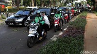 Penebangan yang dilakukan saat jam aktivitas itu mengakibatkan kemacetan di kawasan tersebut.
