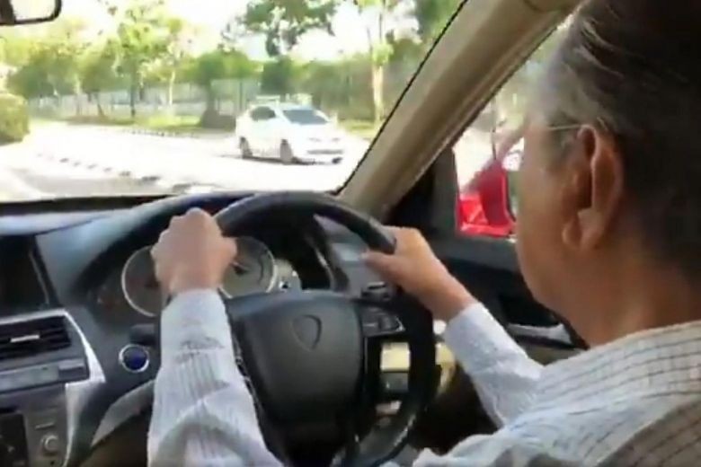 Mahathir Mohamad Nyetir Mobil. Foto: Twitter/ Firdaus Abdullah Mahathir Mohamad Nyetir Mobil. Foto: Twitter/ Firdaus Abdullah
