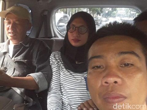 Iqbal mengenakan kerudung hitam saat ditangkap