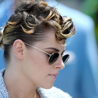 Busananya yang bernuansa feminin dikontraskan dengan gaya rambut Kristen yang unik. (Foto: Getty Images)