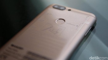 Sedagkan bagian belakangnya mengusung kamera ganda resolusi 13 megapixel dan 5 megapixel. Foto: Muhammad Ridho