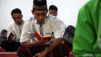 Mengetahui banyaknya program serta fasilitas yang ditawarkan, jamaah pun berbondong-bondong ingin mengisi waktu di masjid yang berdiri di bekas ruko itu.