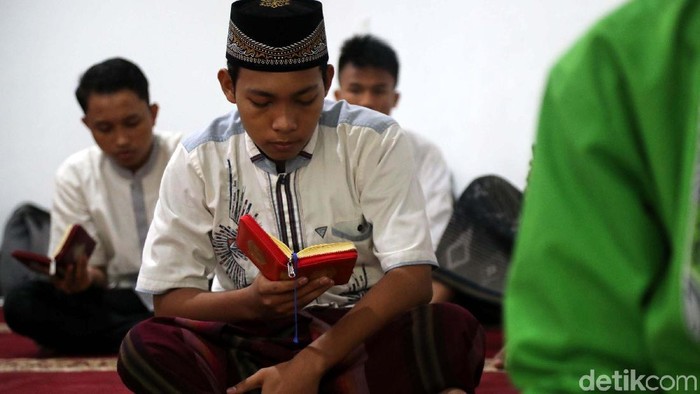 Sehari di Masjid An Nahl

Sejumlah umat muslim memadati masjid An Nahl yang terletak di BSD, Tanggerang, Banten, Kemarin. Masjid ini melaksanakan ibadah itikaf selama 30 hari selama bulan ramadan dengan cuma-cuma. Grandyos Zafna/detikcom

Breaking news :

Bagi anda yang mau itikaf selama 30 Hari di bulan Ramadhan silahkan bisa langsung merapat ke Masjid Annahl The Icon BSD City. 
Semua tersedia secara Gratis dan Terbuka untuk Umum.

Keunggulan Masjid Annahl :
- Free 100%
- Gratis takjil saat berbuka puasa (kurma, snack, dll)
- Gratis makan malam dan sahur
- Gratis Teh Pucuk 
- Gratis milo, capucino, kopi hitam tinggal tekan tombol otomatis keluar sendiri
- Gratis Laundry selama itikaf
- Bimbingan belajar Alquran 24 Jam Setiap Hari selama Ramadhan (Klinik Quran)
- Setoran Hafalan atau Murojaah ke Hafizh 30 Juz
- Dauroh Alquran Sabtu dan Minggu (Aqua)
- Kajian Tafsir Ayat-ayat malam Ramdhan setiap Sabtu-minggu (bada ashar)
- Sholat Tahajjud 1 Juz/malam
- Tempat AC, bersih dan nyaman
- Free Wifi 24 Jam
- Sholat Tarawih & Tahajjud bersama Imam-imam Juara Internasional  dan Hafizh muda dengan suara merdu (Ust. Faisol Ilahi, Ust. Taqy Malik, Ust. Ibrohim Elhaq, KH. Agus Said dan H. Ayatullah).


Segara daftar di www.annahlbsdcity.com atau bisa langsung ke lokasi. Masjid An Nahl The Icon BSD City.

Bagi yang berinfak bisa langsung ke kotak infak yang tersedia atau transfer melalui rekening yang di website Annahl.

The Icon Bsd City, Ruko Horizon Broadway M5 No. 3, Jl. Horizon Broadway, Sampora,  Cisauk, Sampora, Cisauk, Tangerang, Banten 15345
085694960750