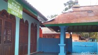 Bentuk bangunan asli Masjid Saka Tunggal juga terbilang unik. Bagian atapnya dilapisi ijuk serta sebagian dindingnya terbuat dari anyaman bambu. Pada tahun 1965 masjid ini sudah mengalami dua kali renovasi. Bagian dinding masjid sudah dibuat dengan tembok, sementara bagian atapnya menggunakan seng. Meskipun demikian, bentuk struktur bangunan asli masjid tidak mengalami perubahan.  Foto: Arbi Anugrah/detikcom