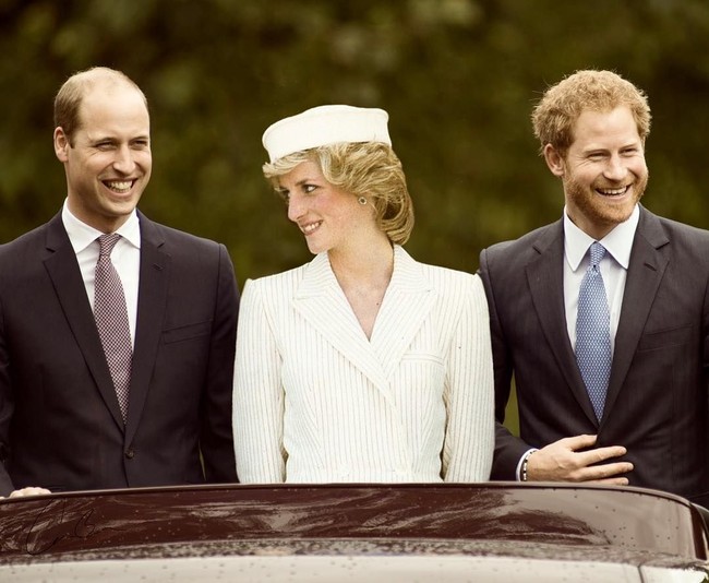 Bahagia bersama kedua anaknya, Pangeran William dan Pangeran Harry, yang kini sudah memiliki pujaan hatinya masing-masing. Foto: Instagram loyal__royals