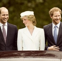 Bahagia bersama kedua anaknya, Pangeran William dan Pangeran Harry, yang kini sudah memiliki pujaan hatinya masing-masing. Foto: Instagram loyal__royals