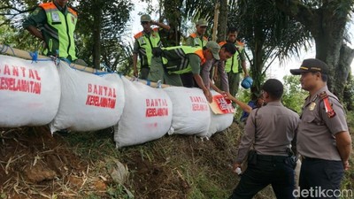 Penampakan Bantal di Jalur Alternatif Mudik Menuju Garut