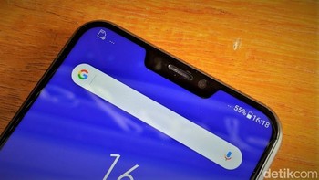 Pada notch, Asus menyematkan kamera berukuran 8 MP dengan aperture f/2.0. Foto: Adi Fida Rahman/detikINET