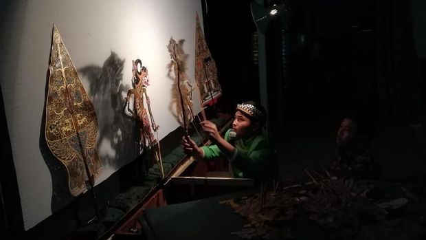 Dalang cilik Pramariza Fadlansyah mementaskan wayang kulit di Sekolah Gimnasium No. 18 di Kota Korolyov, Moskow Region, 20 Mei 2018