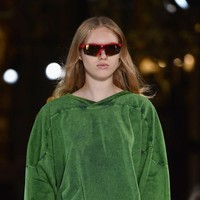 Tidak ketinggalan Stella McCartney juga menghadirkan speed dealer sunglasses, menemani rancangannya yang penuh warna. (Foto: Getty Images)