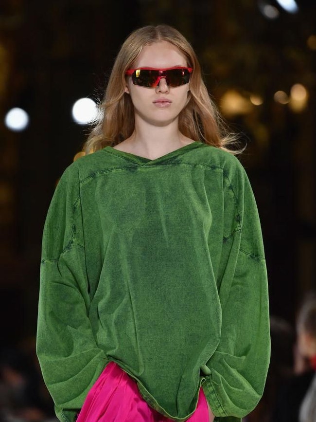 Tidak ketinggalan Stella McCartney juga menghadirkan speed dealer sunglasses, menemani rancangannya yang penuh warna. (Foto: Getty Images)