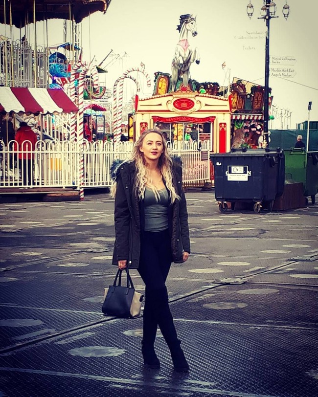 Kini Laura tumbuh menjadi sosok wanita yang cantik dan percaya diri. Ia pun sering membagikan foto diri di akun Instagram. Foto: Instagram Laura Hawkes