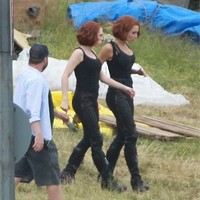 Scarlett Johansson si Black Widow, terlihat berjalan bersama pemeran penggantinya Heidi Moneymaker. Dilihat dari samping seperti tak ada bedanya. Foto: Bored Panda