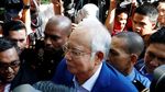 Foto: Senyum Najib Razak saat Diperiksa Komisi Antikorupsi