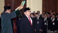 Indra Iskandar mengucapkan sumpah.