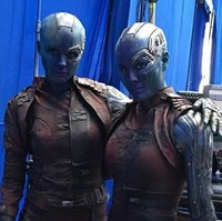 Kalau ini Karen Gillan, pemeran Nebula, yang foto bersama Kelly Richardson sang pemeran pengganti. Seperti kembar, ya? Foto: Bored Panda