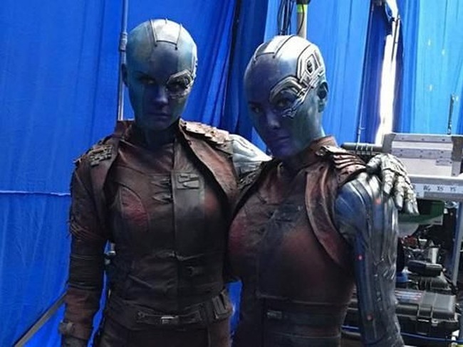 Kalau ini Karen Gillan, pemeran Nebula, yang foto bersama Kelly Richardson sang pemeran pengganti. Seperti kembar, ya? Foto: Bored Panda