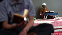 Jamaah tengah membaca alquran.