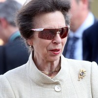 Berdesain aerodinamik dengan lensa yang tak berbingkai, kacamata tersebut sukses mengakomodasi karakter Putri Anne yang berjiwa sporty.  Di masa mudanya, Putri Anne dikenal sebagai atlet berkuda (equestrian) dengan segudang prestasi. (Foto: Getty Images)