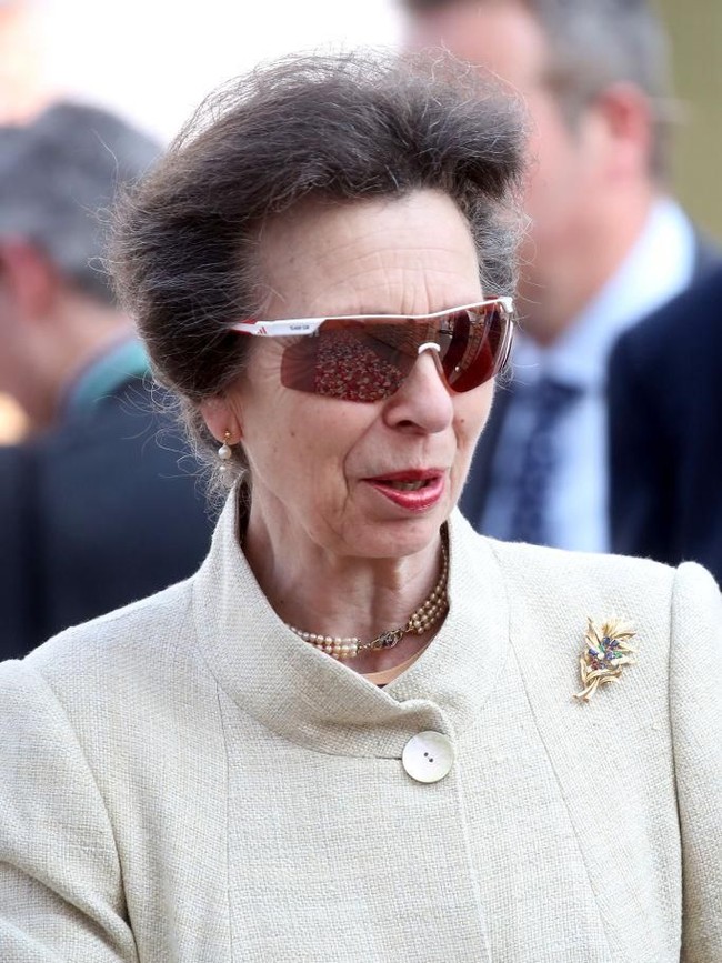 Berdesain aerodinamik dengan lensa yang tak berbingkai, kacamata tersebut sukses mengakomodasi karakter Putri Anne yang berjiwa sporty.  Di masa mudanya, Putri Anne dikenal sebagai atlet berkuda (equestrian) dengan segudang prestasi. (Foto: Getty Images)