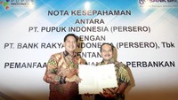 Penandatanganan itu dilakukan oleh Direktur Ritel dan Menengah Bank BRI Supari dan Direktur Keuangan PT Pupuk Indonesia Indarto Pamoengkas yang disaksikan oleh Direktur Corporate Banking Bank BRI Kuswiyoto di Jakarta, Selasa (22/5) di Jakarta. Foto: dok. BRI