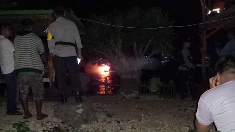 Kapal Pesiar Ludes Terbakar di Sulsel Kapal Pesiar Ludes Terbakar di Sulsel