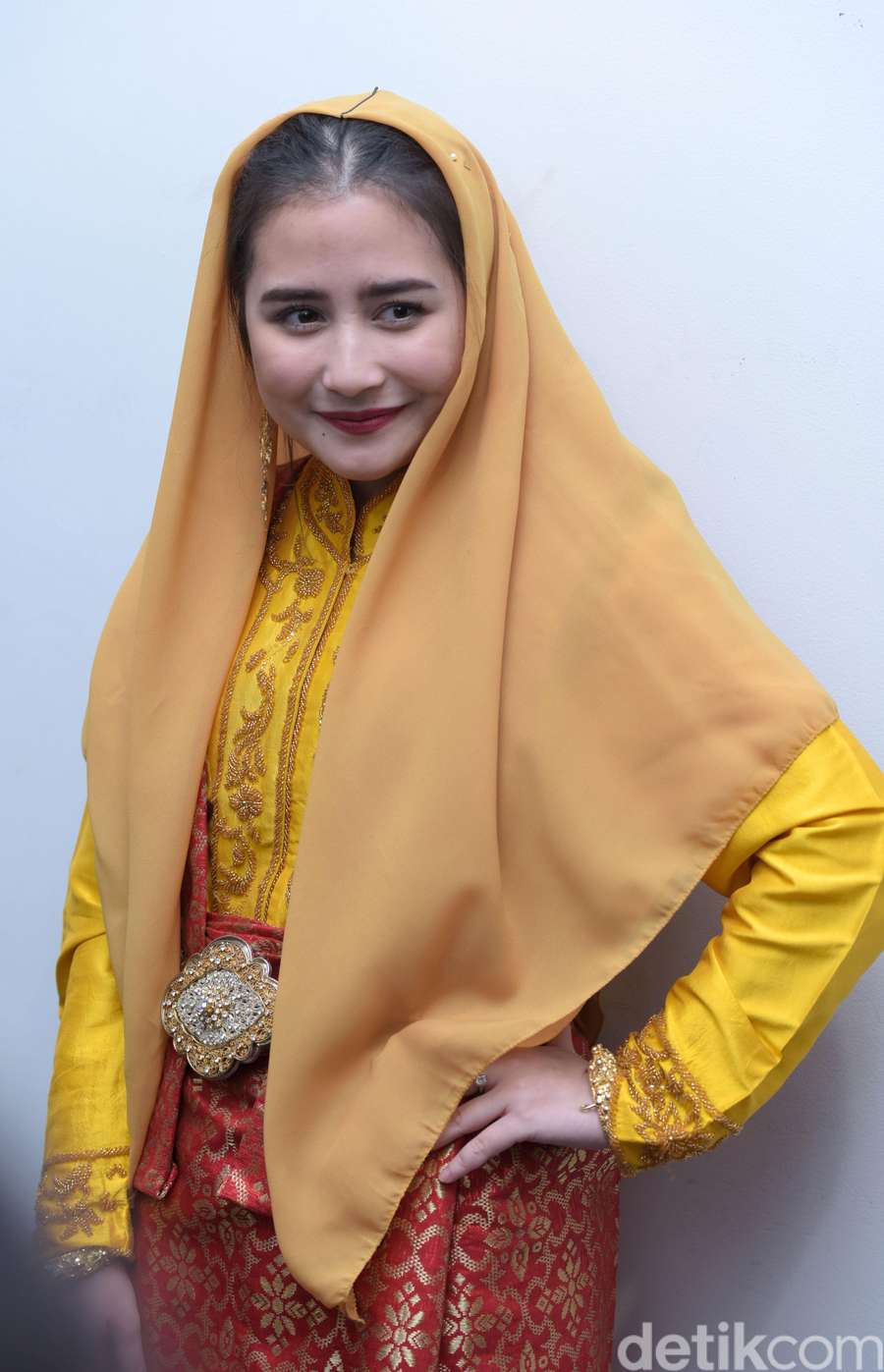 Pesona Prilly Latuconsina saat Mengenakan Baju  Adat  Aceh 