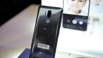 Untuk kebutuhan fotografi, LG menyematkan kamera ganda di bagian belakangnya. Ukuranya 16 MP dengan aperture f/1.9 dengan wide angle hingga 107 derajat, dan 16 MP dengan aperture f/1.6.  (Foto: Agung Pambudhy)